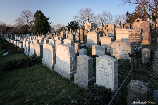 AbandonedNYC_Queens_Machpelah Cemetery_Houdini_Grave-002
