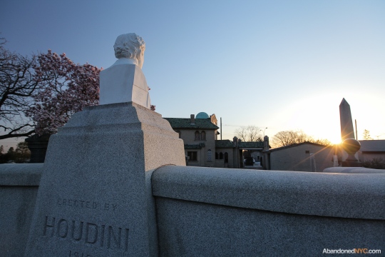 AbandonedNYC_Queens_Machpelah Cemetery_Houdini_Grave-011