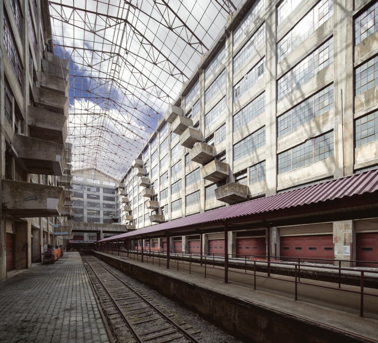 Platforms and railroad tracks run the length of the atrium.